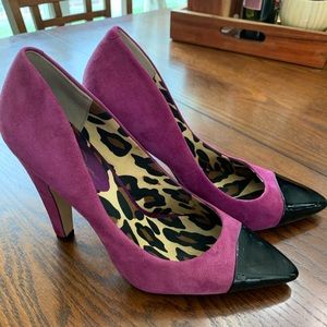 Super fun two tones suede magenta pumps